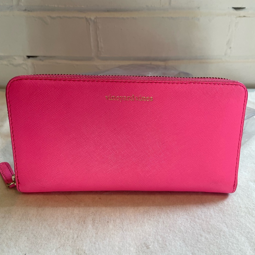 Vineyard Vines Saffiono Leather
Zippered Around Wallet. Pink EUC
Preppy Classic